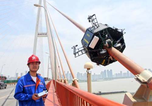 長江橋を登る検査ロボットの"スタント"とは！
