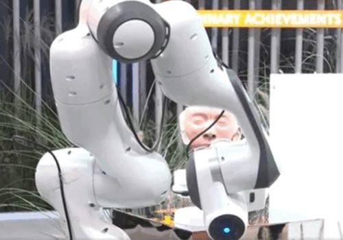 「自動車ロボット」と「核酸サンプリングロボットアーム」がサービス方法を再定義