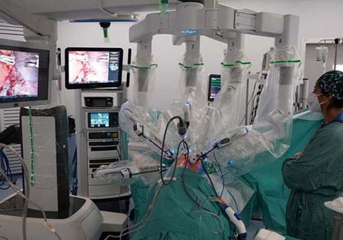 肋骨を切らずに、スペインの外科医が世界初のロボットによる肺移植を行う