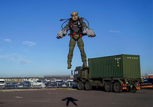 イギリス陸軍は、高さ3600メートル、速度128km / hで飛行できるジェットパックを観測しています.