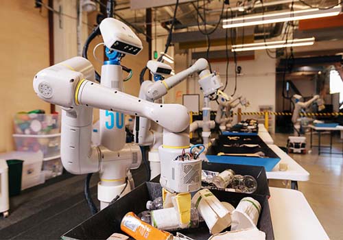 Googleの親会社は、オフィスに100台のロボットを配備しています. 「独学」ロボットからどれくらい離れていますか？