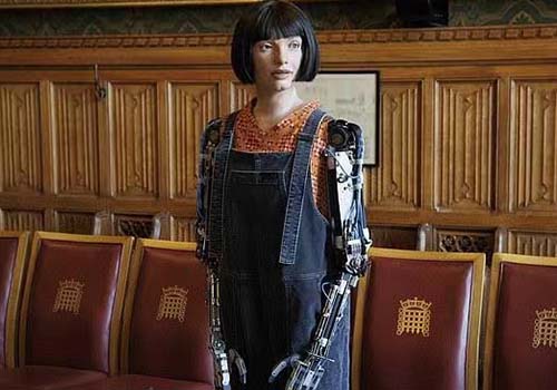 人型ロボットが英国議会でデビュー
