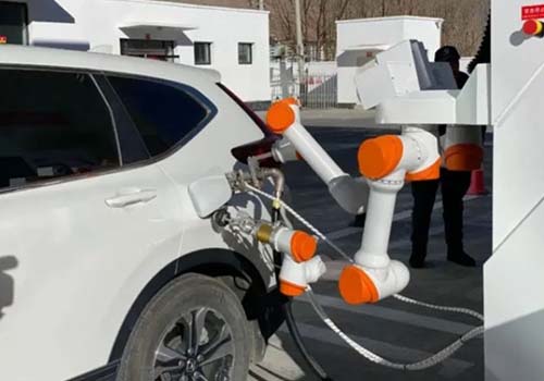 ガソリンスタンドのコボットが登場します！